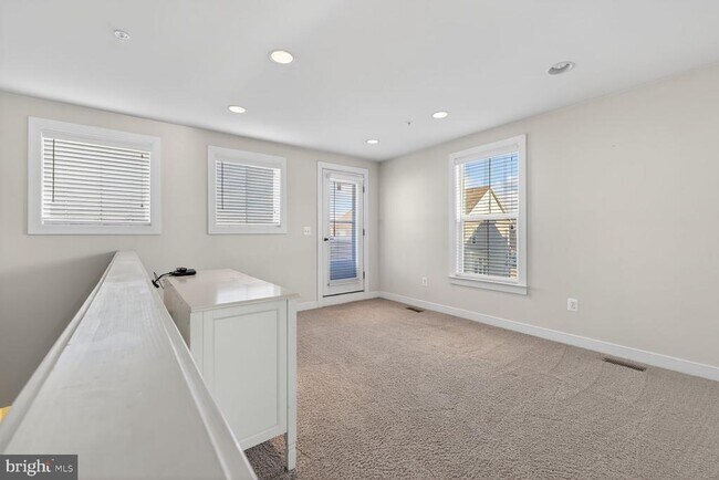 Building Photo - 724 Hendrix Ave