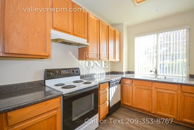 Building Photo - Well-Maintained Single Story Home in Desir...