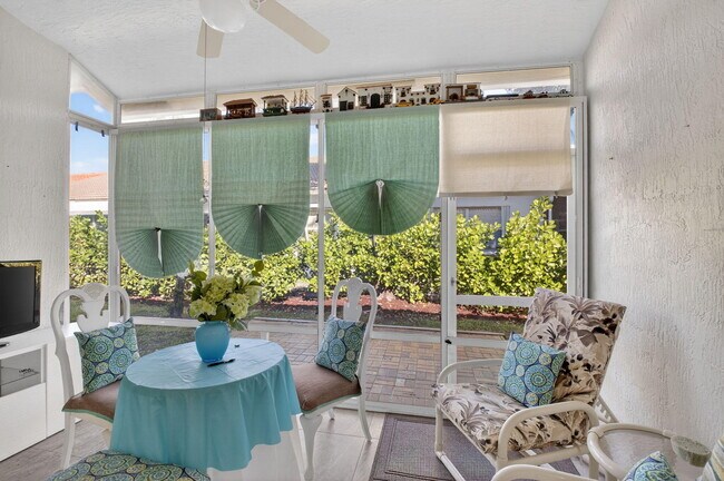 Building Photo - 6247 Heliconia Rd