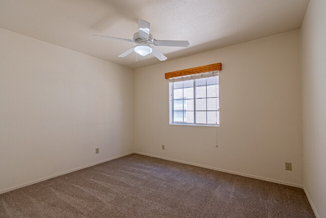 Building Photo - "Well Maintained 2-Bedroom, 2 Bathroom hom...
