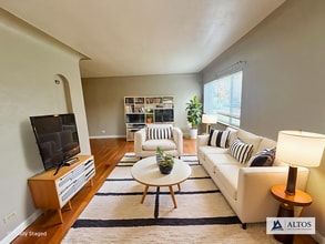 Building Photo - Charming 2 Bedroom Upper Unit onsite Laundry!