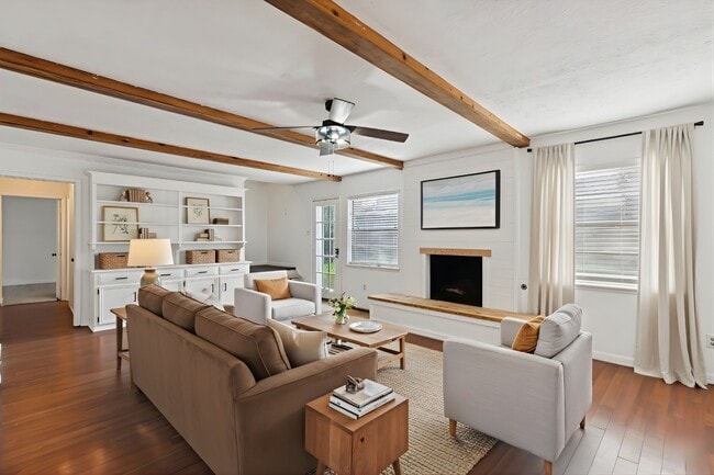 Building Photo - 2114 Briarview Dr