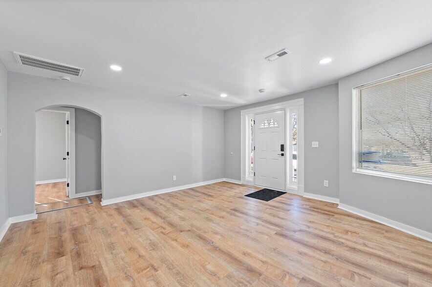 Building Photo - 5005 N Elmwood Ave