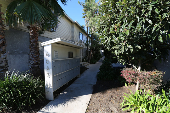 Building Photo - Whitsett Courtyard Apartments