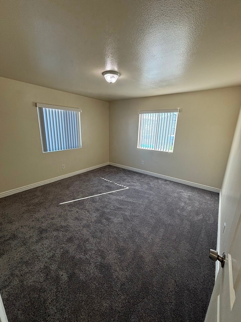 Building Photo - 8634 Menlo Ave