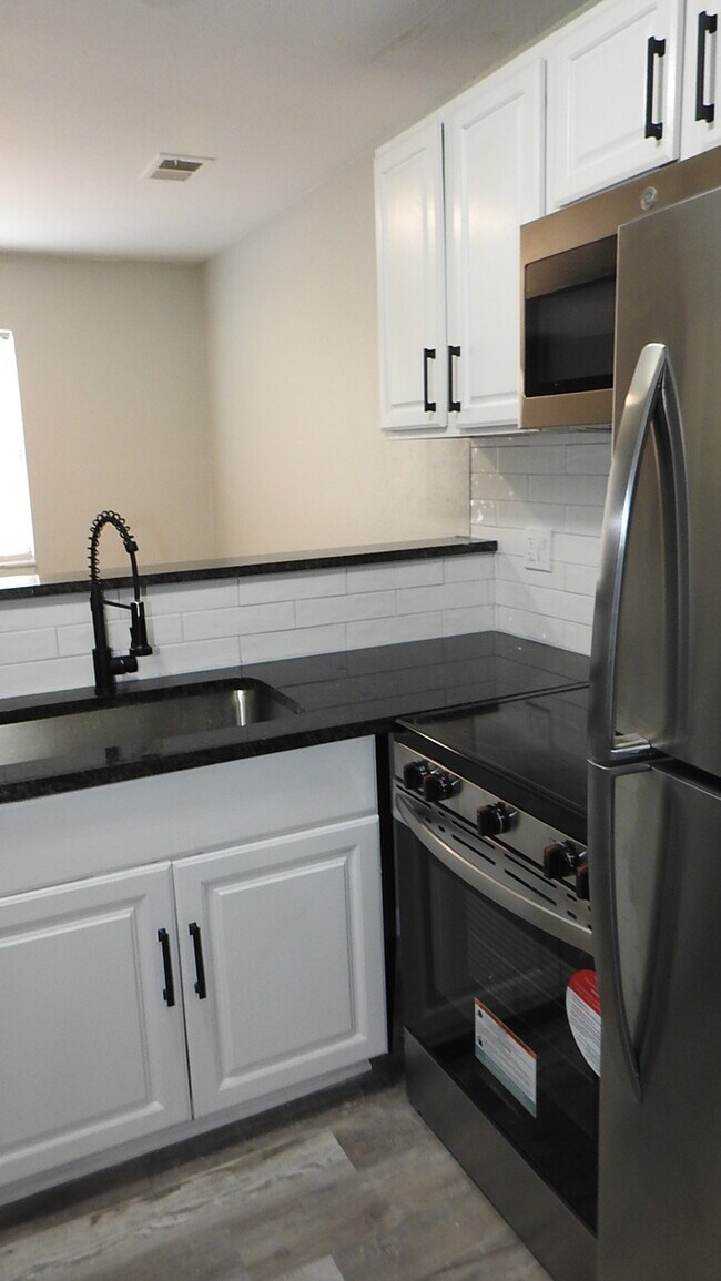 Building Photo - Incredibly spacious 4 bedrooms and 2 baths top-floor duplex located on Elmwood Ave in Kansas City...