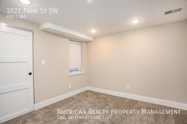 Building Photo - 1021 Park St SW