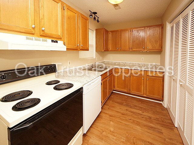 Building Photo - 733 Fort Johnson Rd