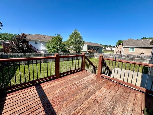 Building Photo - Spacious 4 Bedroom Home in Scenic Meadows ...
