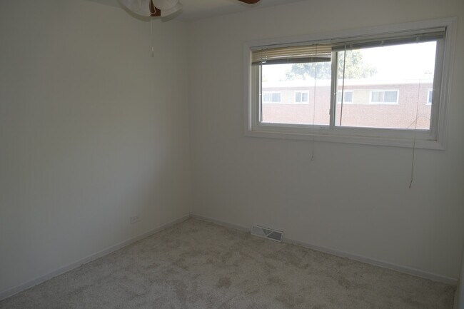 Building Photo - 5 E Judith Ann Dr