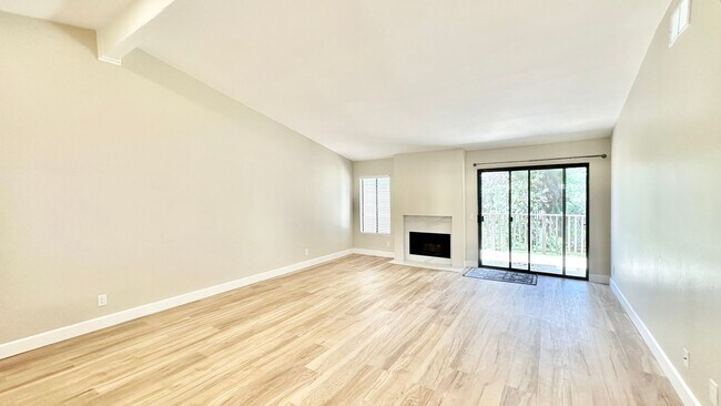 Building Photo - Fully Remodeled Upper Unit Condo in the De...