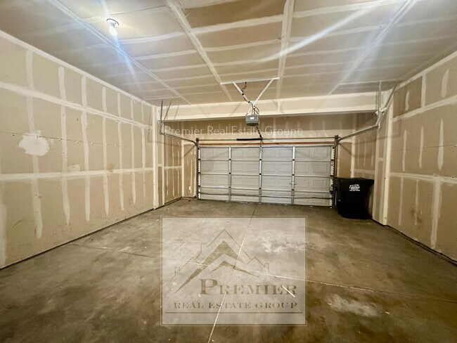 Building Photo - 7825 Sandy Spgs