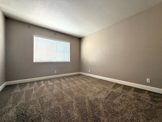 Building Photo - 2bedroom Townhouse near Wigwam Pkwy and Eastern ready for immediate move in!