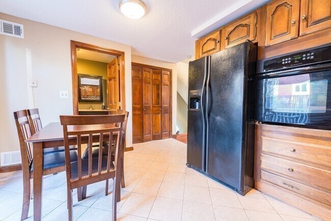 Building Photo - 474 E 7th St