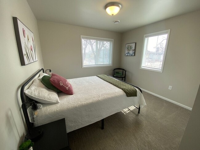 Building Photo - Modern 3 Bedroom 2 Bathroom Townhome