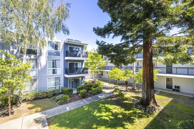 Building Photo - Conveniently Located, Furnished 1 Bed, 1 Bath Condo w/ Updated Kitchen & Bathroom