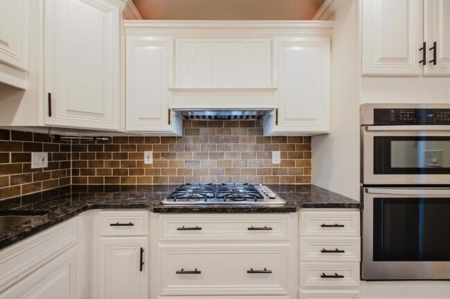 Building Photo - Move-in-ready 3 bed / 3 Full Bath In Louisville's Four Seasons — Fully Updated, No Carpet, Fiber ...
