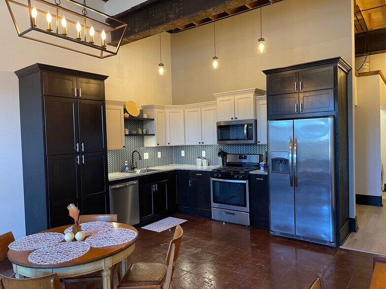 Building Photo - 719 S. Baker St.