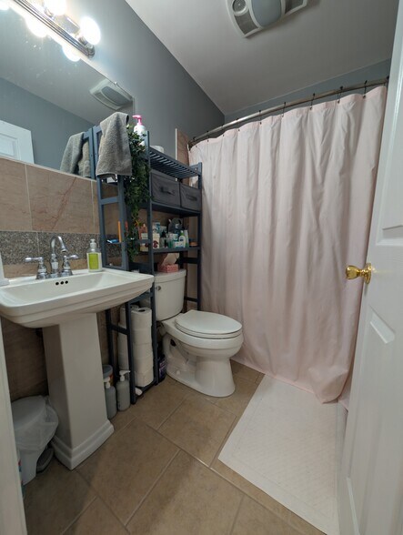 Building Photo - 4219 Ridge Ave