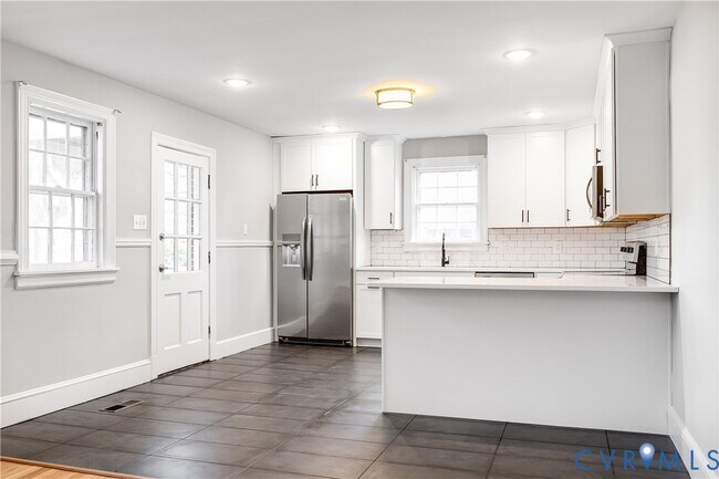 Building Photo - 1004 W 49th St