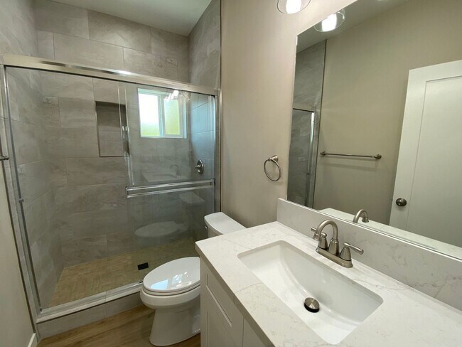 Building Photo - 5320-5320 E Falls View Dr