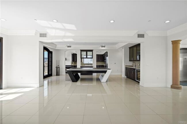 Building Photo - 462 S Maple Dr