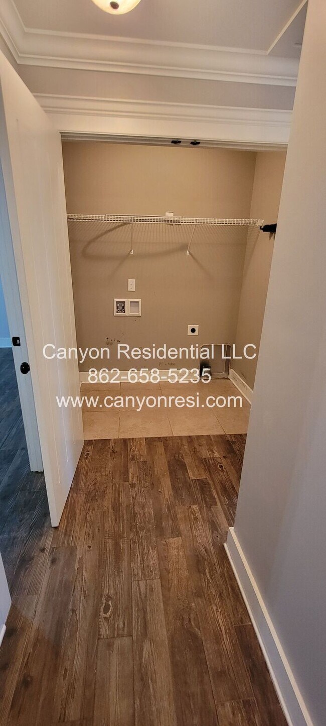 Building Photo - Nice Sized 4 Bed 3 Bath home in great location!
