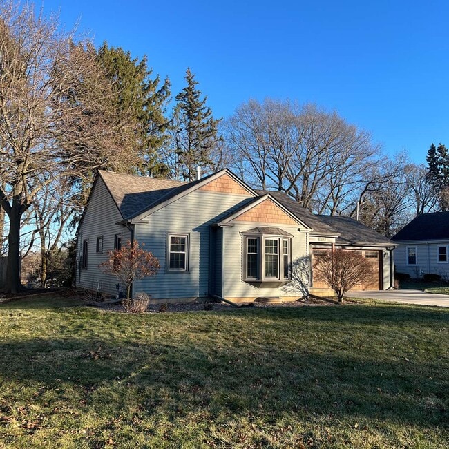 Building Photo - 1131 Colonial Dr E