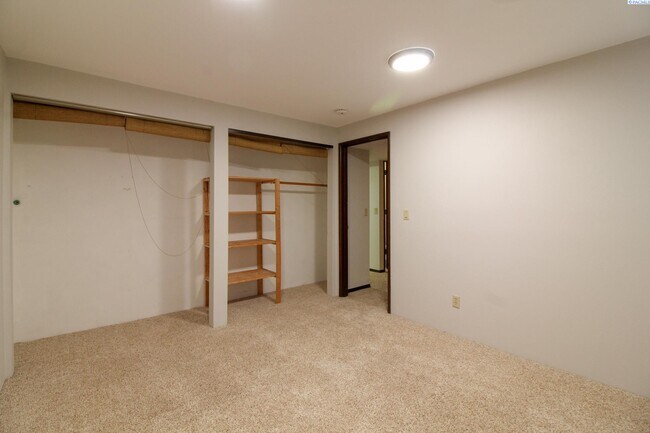 Building Photo - 5 Bed/3 Bath + an Office/Bonus Room House