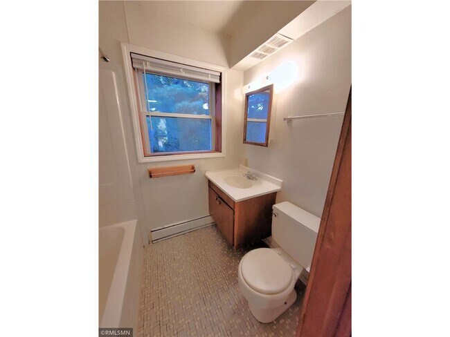 Building Photo - 545 Birchcrest Dr