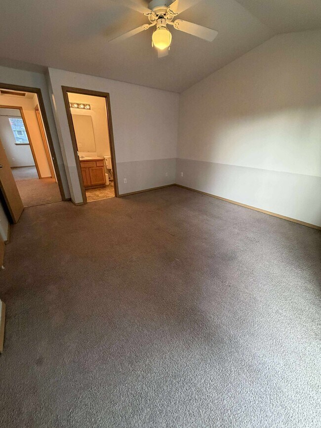 Building Photo - 904 Avalon Ct SE