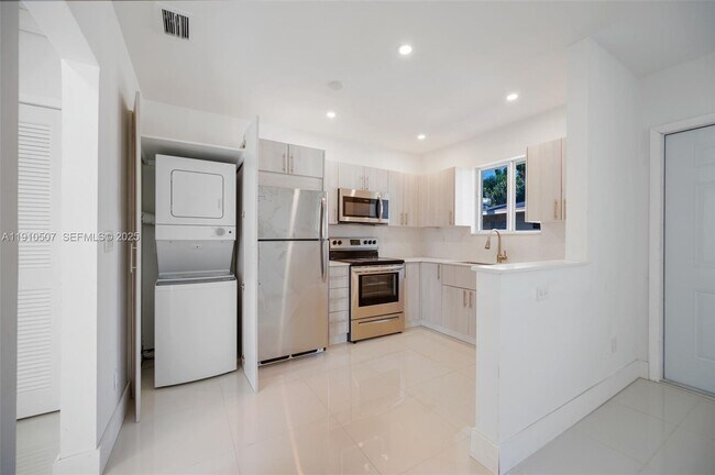 Building Photo - 1070 NE 80th St