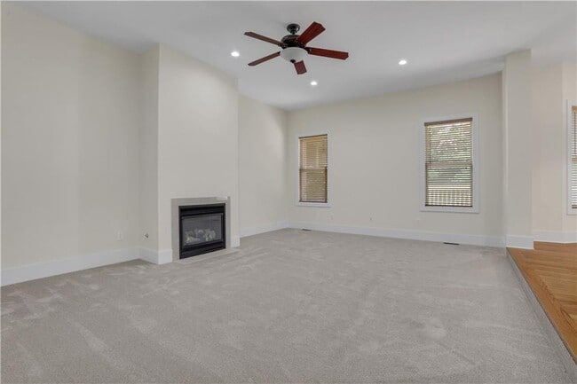 Building Photo - 3228 Silver Lake Dr NE
