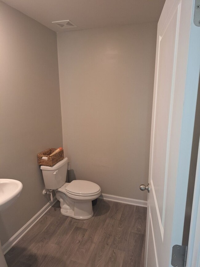 Building Photo - **HURRY!!! FREE RENT WITH AN OCTOBER MOVE ...