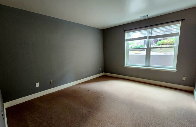 Building Photo - PRICE DROP!  Beautiful Ground Floor 2 Bed 2 Bath Condo! Sunroom!