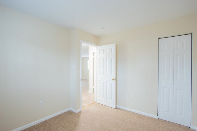 Building Photo - Great - 2 BEDROOM - Bright Open Floor Plan !!