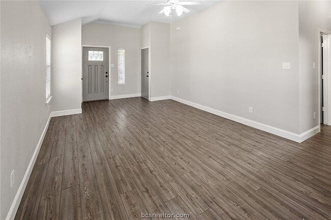 Building Photo - 916 Crested Point Dr