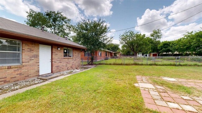 Building Photo - 302 Laurel St