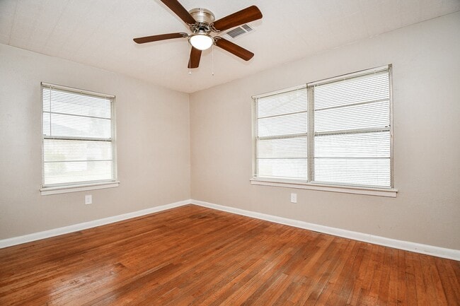 Building Photo - 919 Forest Oaks Dr