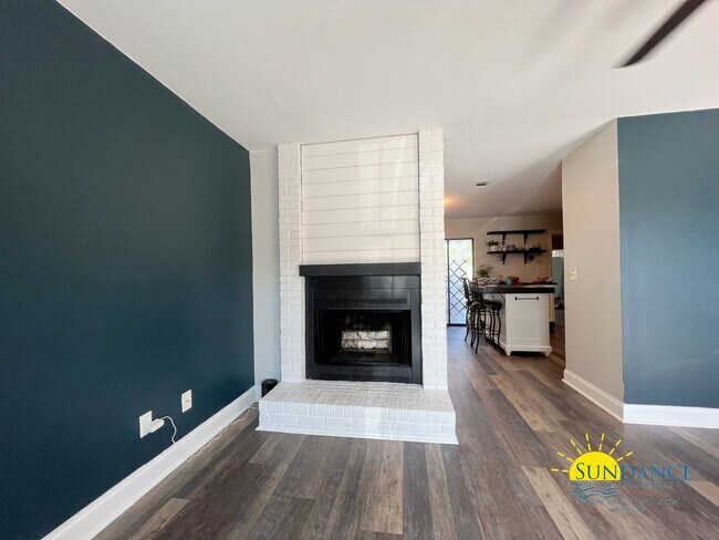 Building Photo - 2 Bedroom home with custom upgrades in the...