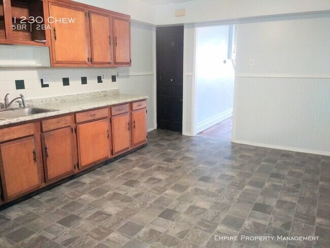 Building Photo - 5 Bedroom 1.5 Bath House in Allentown