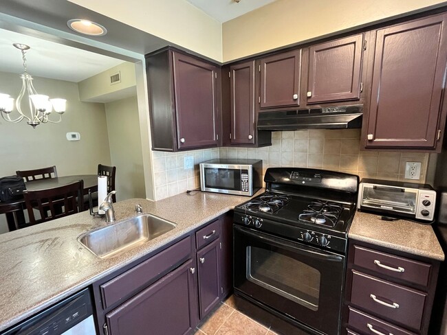 Building Photo - 2 bedroom condo in Newtown Grant