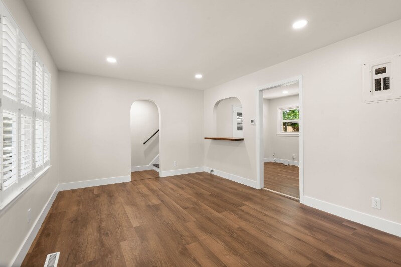 Building Photo - 2720 N Oakridge Cir