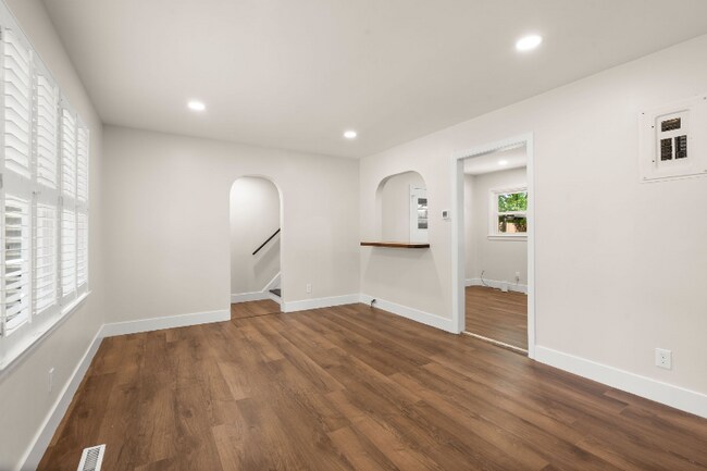 Building Photo - 2720 N Oakridge Cir