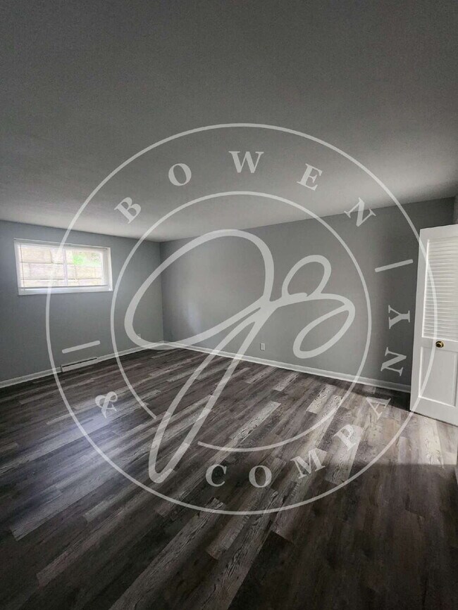 Building Photo - 2 bed 2 bath first floor apartment- Ottawa...