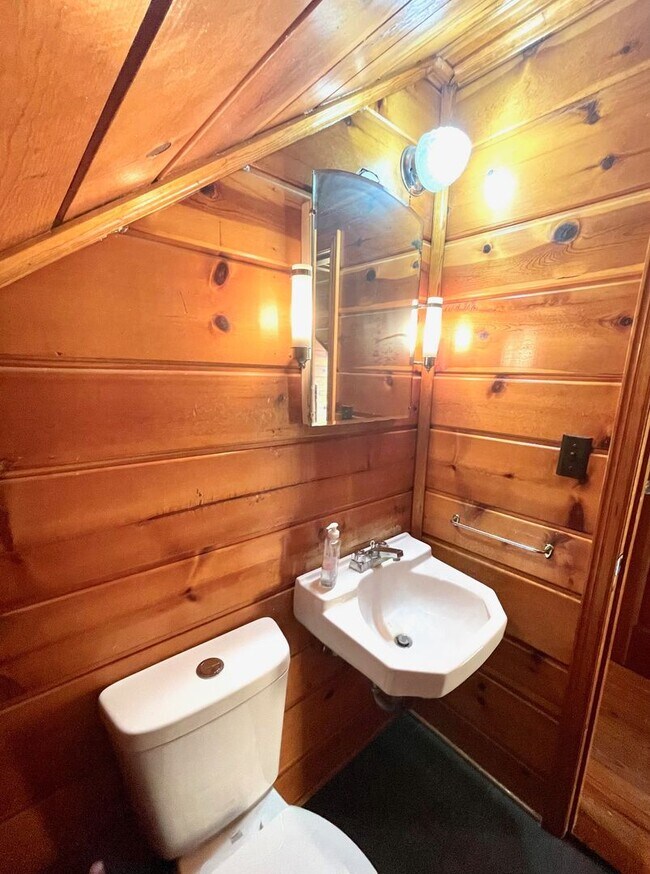 Building Photo - Very Unique 5 Bedroom Home on Large Lot