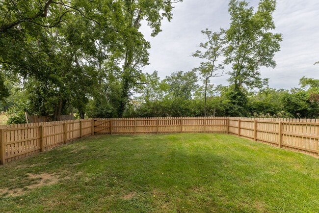 Building Photo - Great modern HPR with garage and view of the river!