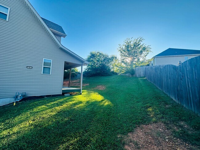 Building Photo - Incredible views 4 bed / 2.5 bath, master on main