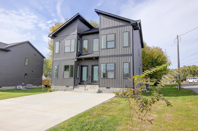 Building Photo - 226 3rd St