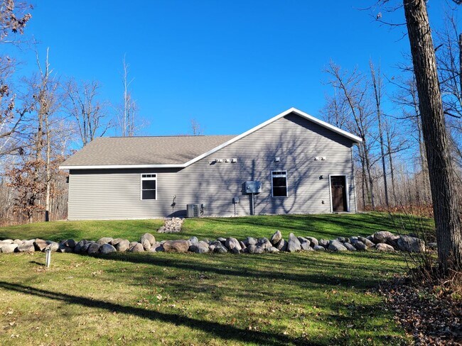 Building Photo - Three Bedroom 2.5 Bath House
